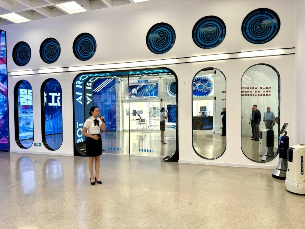 Вице-президент НКЦ Павел Кузнецов посетил Долину роботов Чжанцзян